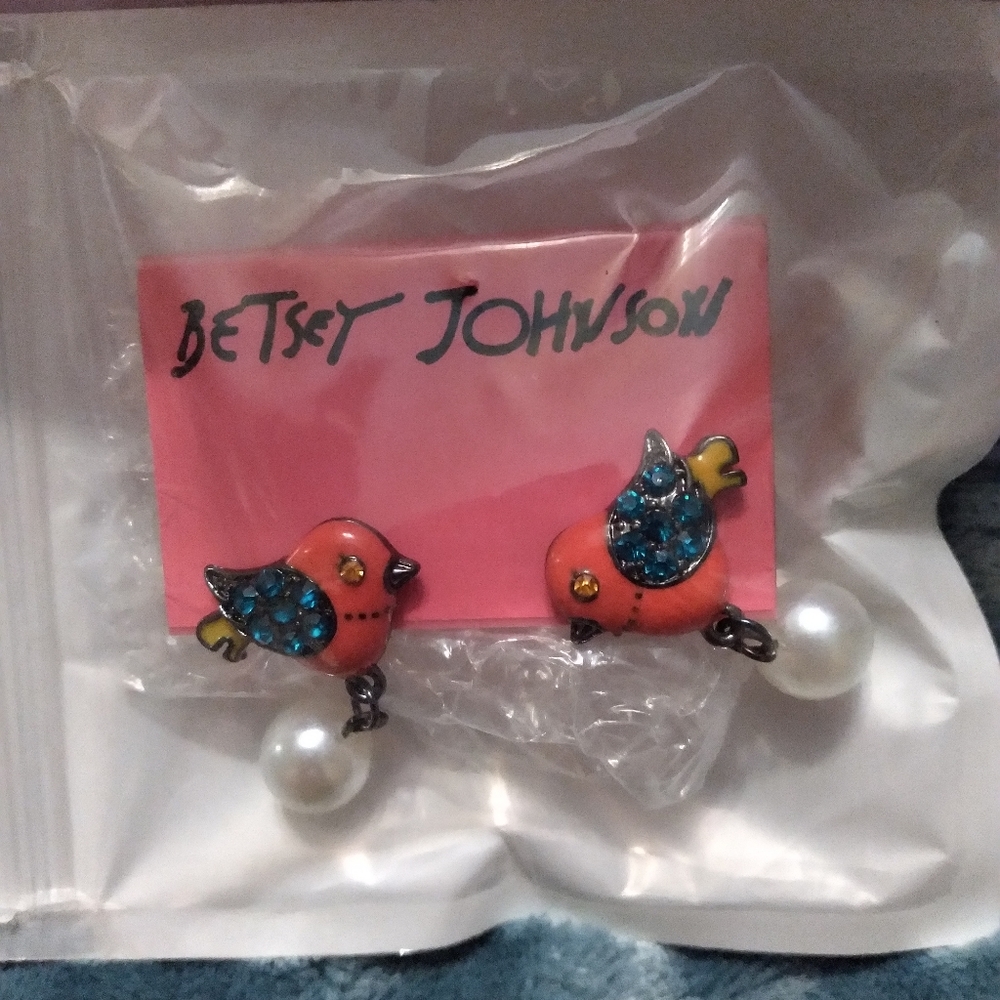 Betsey Johnson small bird earrings NIP
